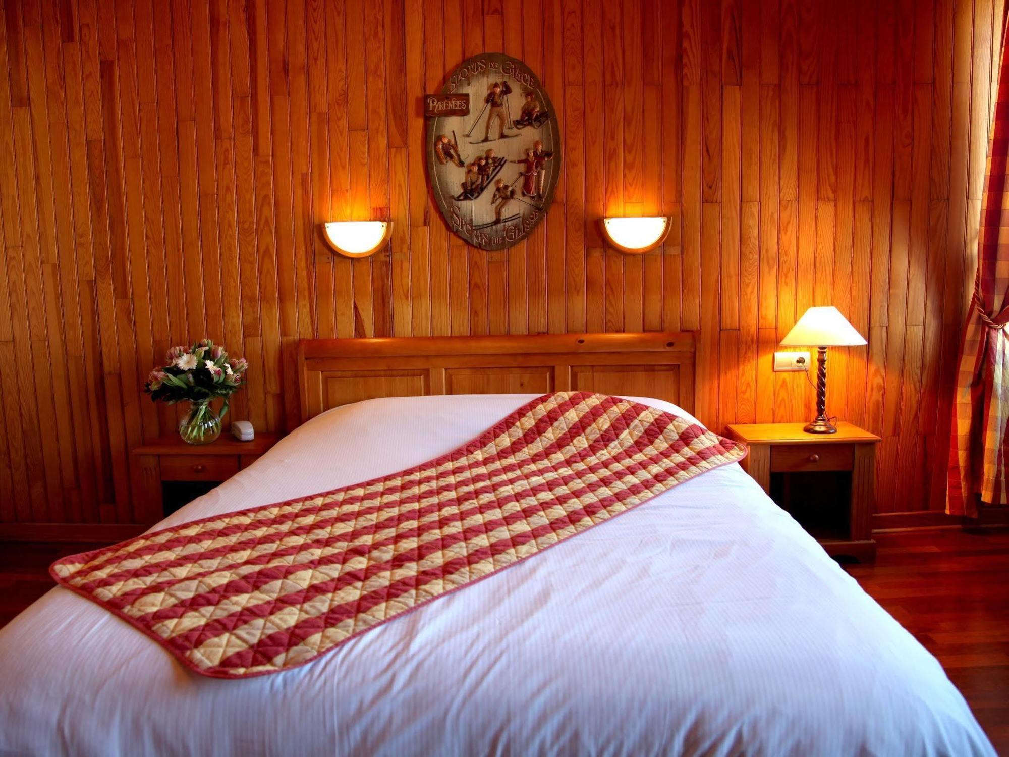 Logis Hotel Des Bains Жерарме Екстер'єр фото