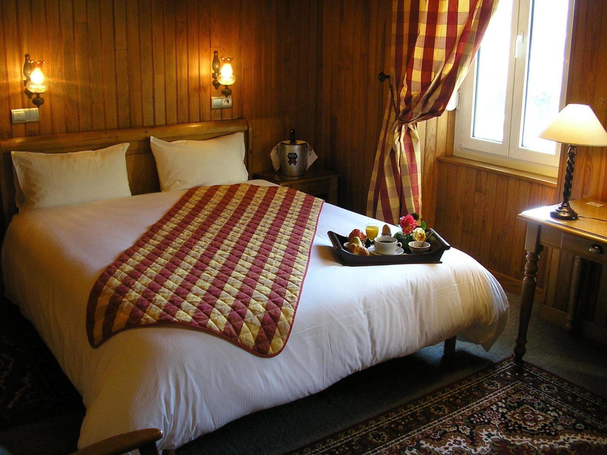 Logis Hotel Des Bains Жерарме Екстер'єр фото
